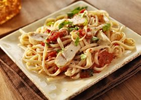 طريقة عمل مكرونة حارة بالدجاج و الزعتر