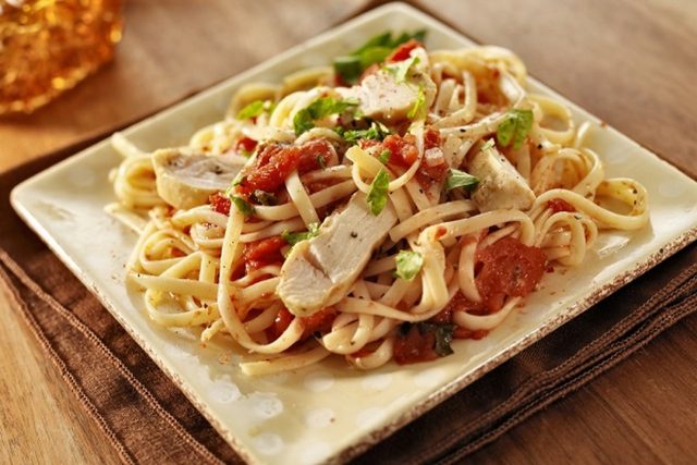 طريقة عمل مكرونة حارة بالدجاج و الزعتر