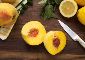 طريقة عمل خوخ بماء الزهر و الليمون