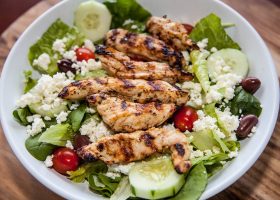 طريقة عمل سلطة صدرو الدجاج المشوية مع النودلز