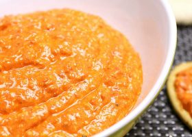 طريقة عمل تغميسة الجبنة الفيتا مع الفلفل الأحمر