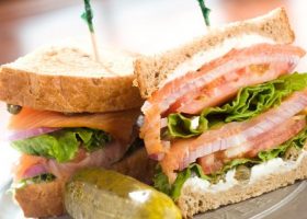 طريقة عمل ساندويتش السلمون المدخن