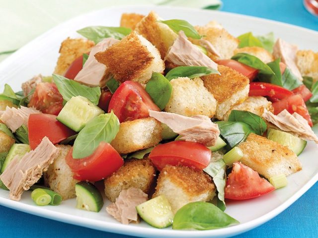 طريقة عمل سلطة التونة و الخبز