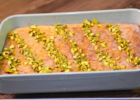 طريقة عمل بسبوسة بحشوة الكاسترد