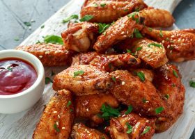 طريقة عمل أجنحة الدجاج المقرمشة مع البطاطس وكريمة الثوم