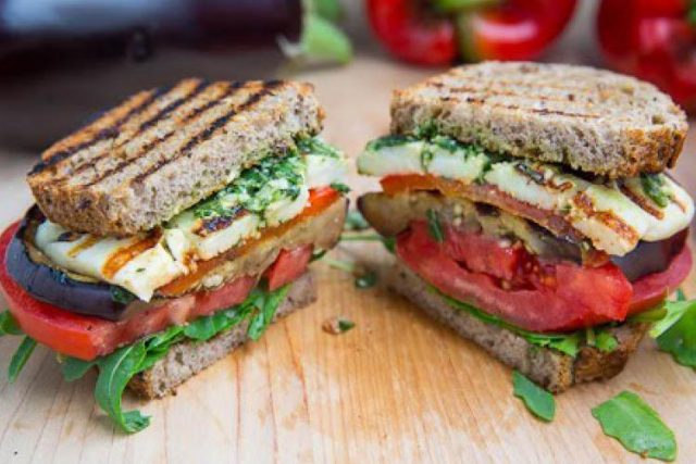 طريقة عمل ساندويتش الحلوم