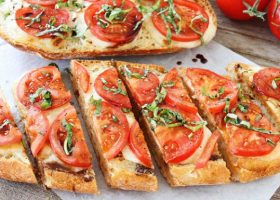 طريقة عمل الخبز بالجبن والطماطم