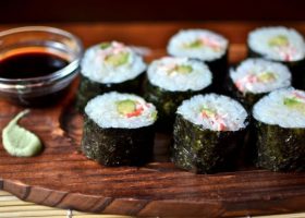 طريقة عمل السوشي الياباني بالسلمون