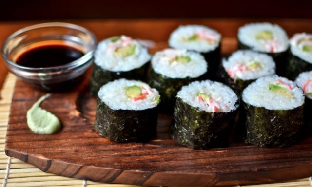 طريقة عمل السوشي الياباني بالسلمون