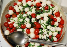 طريقة عمل سلطة الموزريلا