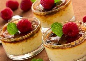 طريقة عمل الكريم بروليه بالتوت