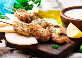 طريقة عمل تتبيلة شيش طاووق بالزبادي