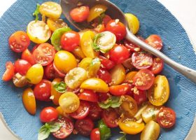 طريقة عمل سلطة الطماطم الكرزية