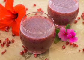 طريقة عمل كوكتيل الرمان و الاناناس و التوت