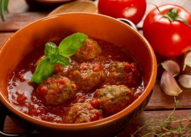 طريقة عمل كرات اللحم بصلصة الطماطم لايت