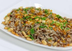 طريقة عمل أرز باللحمة المفرومة والمكسرات