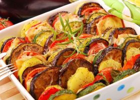 طريقة عمل صينية الكفتة بالبطاطس والباذنجان