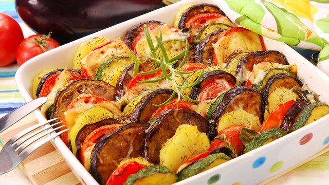 طريقة عمل صينية الكفتة بالبطاطس والباذنجان