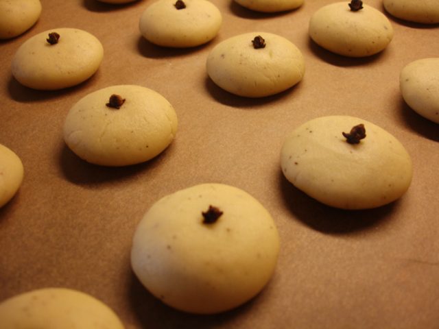 طريقة عمل الغريبة بالقرنفل