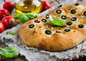 طريقة عمل خبز بالزيتون والجبنة