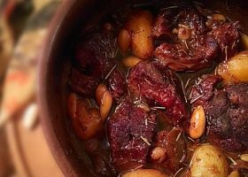 طريقة عمل طاجن لحم بالخضار و عصير التفاح