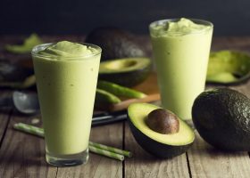 طريقة عمل سموثي الافوكادو بالعسل