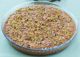 طريقة عمل كيكة الفستق بالسميد