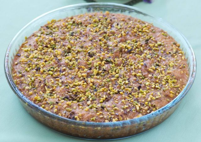 طريقة عمل كيكة الفستق بالسميد