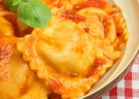 طريقة عمل رافيولي السبانخ بصلصة الطماطم