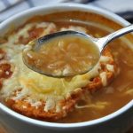 طريقة عمل شوربة البصل بالجبن البارميزان
