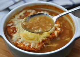 طريقة عمل شوربة البصل بالجبن البارميزان