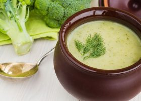 طريقة عمل شوربة البروكلي والكرفس