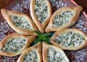 طريقة عمل الفطائر بالجبنة والنعناع