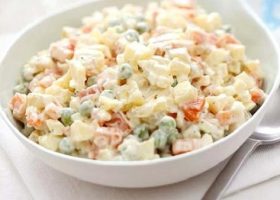 طريقة عمل سلطة البطاطس بالبسلة والجزر