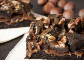 طريقة عمل براونيز بالجوز والكراميل