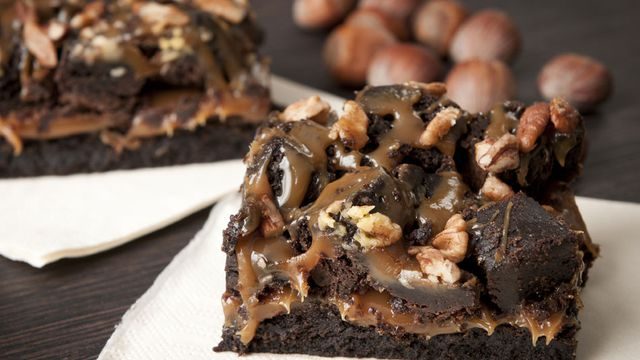 طريقة عمل براونيز بالجوز والكراميل