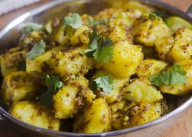 طريقة عمل سلطة بطاطس بالكارى