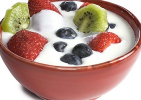 طريقة عمل زبادي بالفواكه و العسل