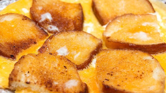 طريقة عمل خبز بالبيض المقلي