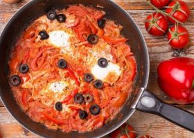 طريقة عمل الشكشوكة بالزيتون