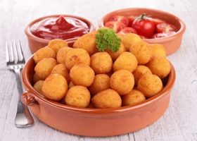 طريقة عمل كرات بطاطس مقلية بالكركم