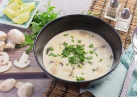 طريقة عمل شوربة المشروم بالدجاج