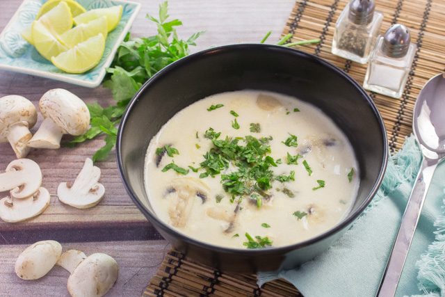 طريقة عمل شوربة المشروم بالدجاج