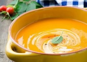 طريقة عمل شوربة القرع الأصفر بالجبنة