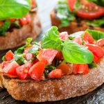 طريقة عمل شطائر التوست بالطماطم والريحان