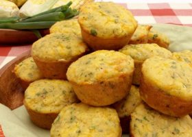 طريقة عمل المافن المالح بالمرتديلا والبصل الأخضر