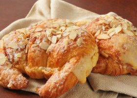 طريقة عمل كرواسون باللوز