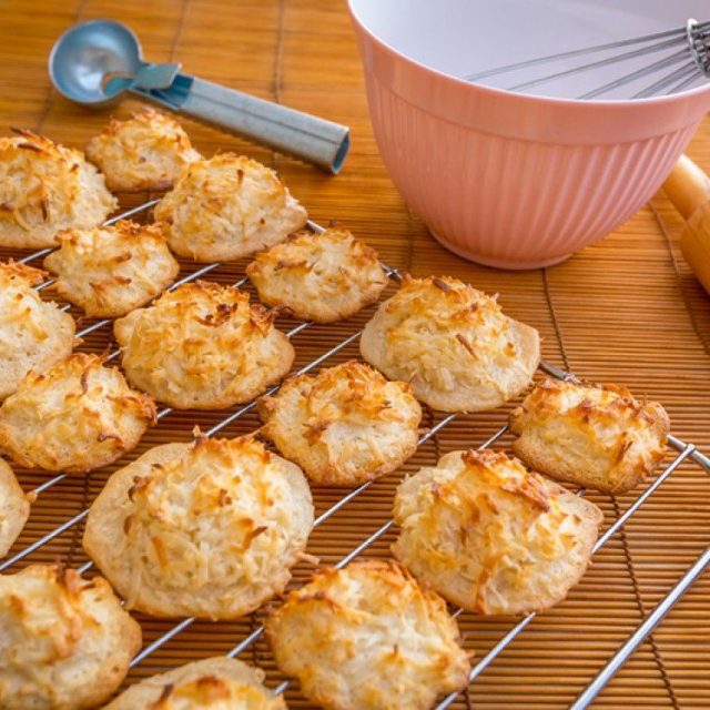 طريقة عمل اقراص جوز الهند بالفرن