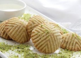 طريقة عمل معمول الفستق بالسميد