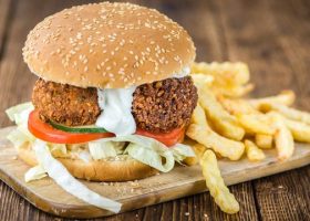 طريقة عمل برجر فلافل بصلصة الطحينة